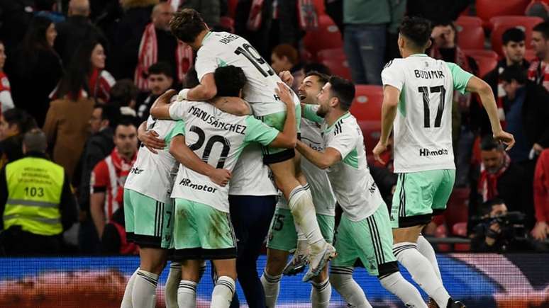 Jogadores do Osasuna celebram histórica vaga na final da Copa do Rei da Espanha (ANDER GILLENEA / AFP)