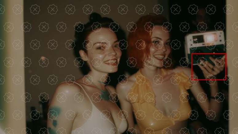 Foto gerada pelo Midjourney cria pessoas com dez dedos em uma das m&atilde;os