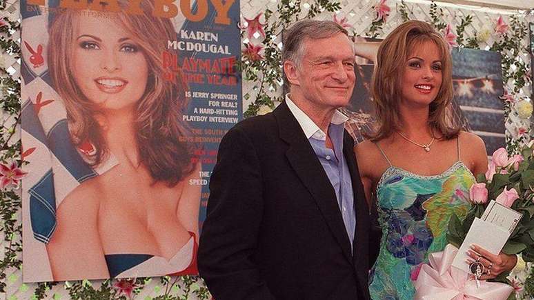 Hugh Hefner, fundador da Playboy, com Karen McDougal durante evento na Mansão da Playboy, em Beverly Hills, em 1998