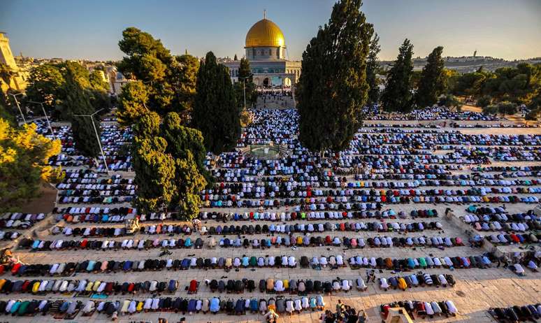 Fiéis na mesquita de al-Aqsa, em Jerusalém, que fica próxima ao templo mais sagrado do judaísmo