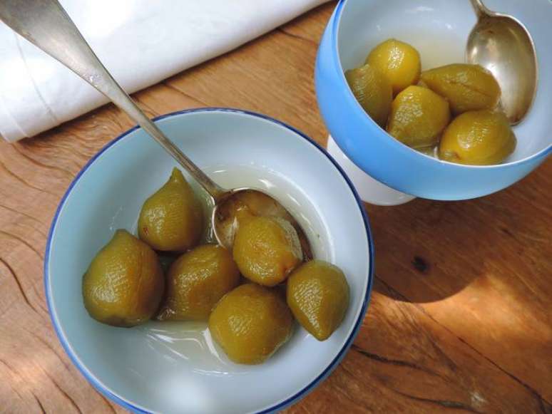 A compota de pêssego verde é uma boa sugestão de presente por dois motivos: dezembro é a época da fruta e o doce, além de fácil de fazer, tem sabor de tradição familiar, como um daqueles quitutes sempre disponíveis na casa dos avós.Veja a receita aqui.