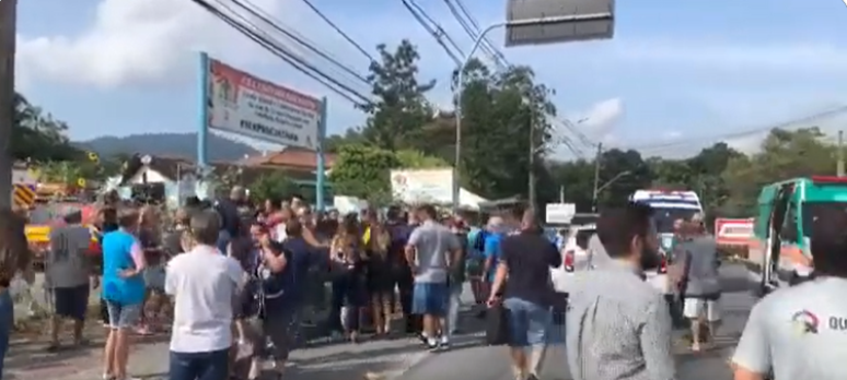 Pais se desesperam e choram em frente a creche alvo de ataque em SC