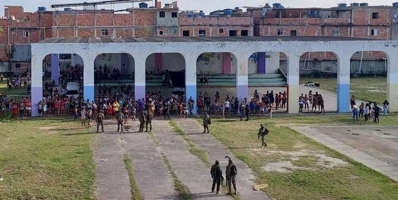Vídeo: Bandidos em fuga invadem escola e são presos pela polícia no RJ