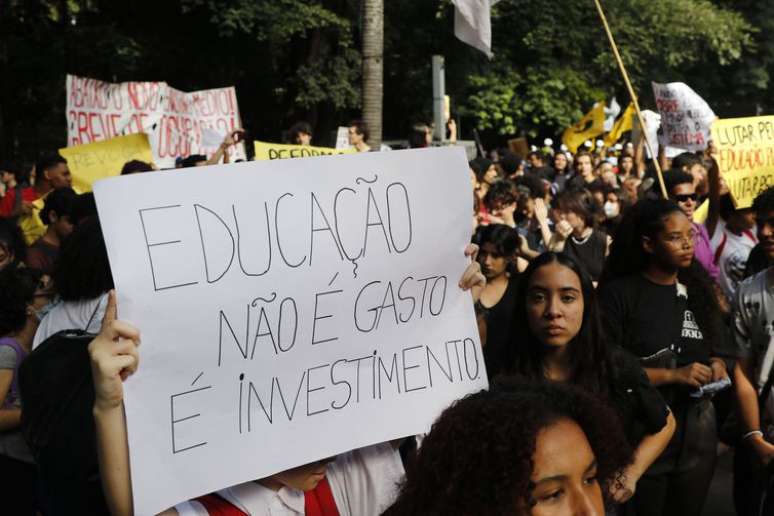 Estudantes secundaristas protestam pedindo a revogação do Novo Ensino Médio, na Avenida Paulista.