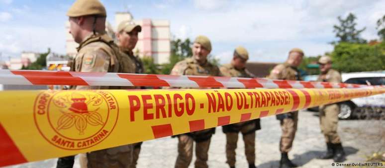 Policiais isolam área da creche de Blumenau onde homem assassinou quatro crianças