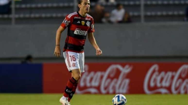 Filipe Luís foi um dos poucos que salvou de uma má partida em Quito (Foto: Marcelo Cortes/ CRF)