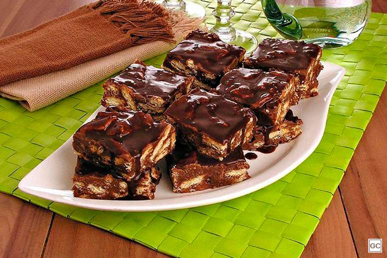 Learn how to make simple and delicious Easter cakes
