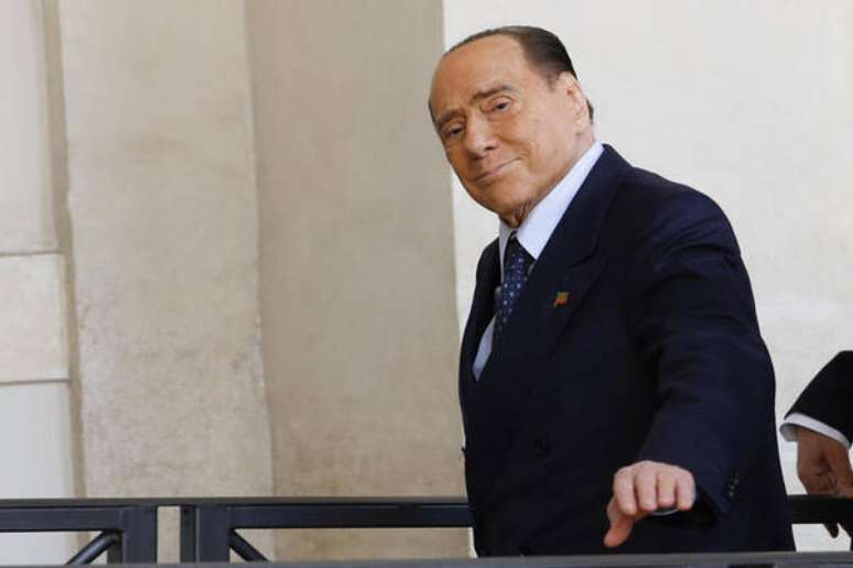 Berlusconi passou noite 'estável' em UTI em hospital de Milão