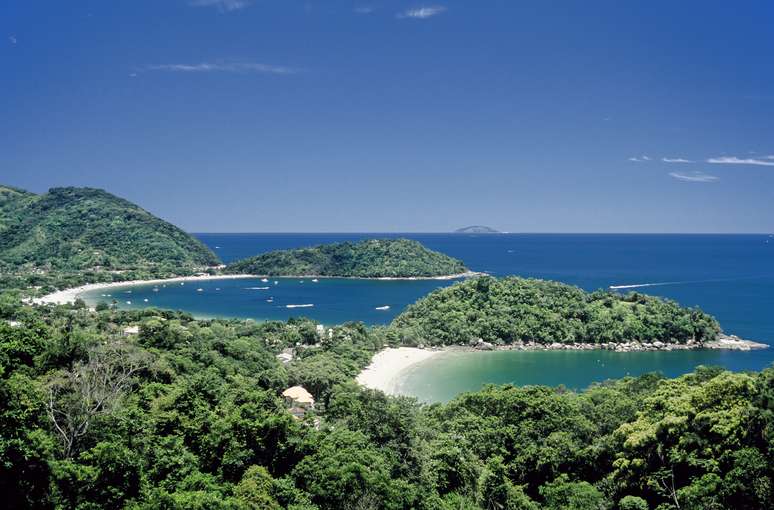 Praias de Domingas Dias (à frente) e Lázaro, em Ubatuba