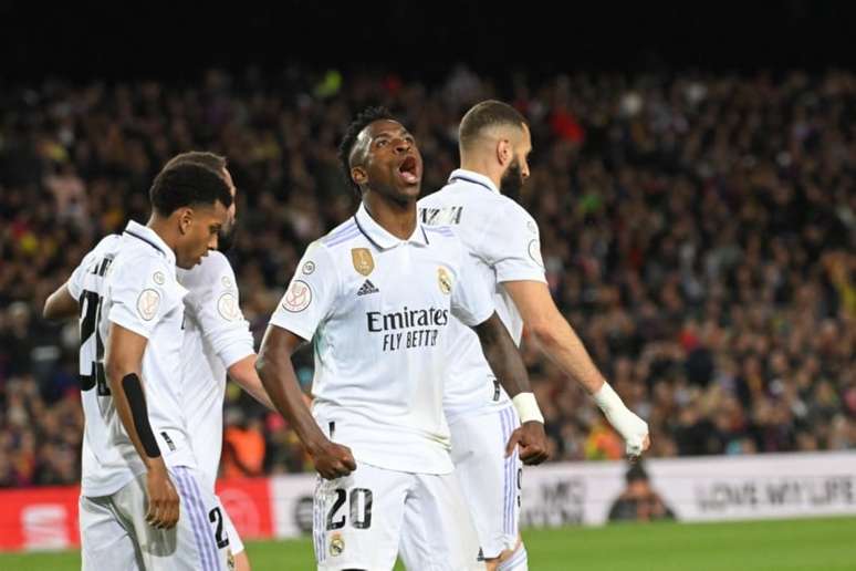 Vinícius Jr celebra gol que abriu o placar na goleada (LLUIS GENE / AFP)