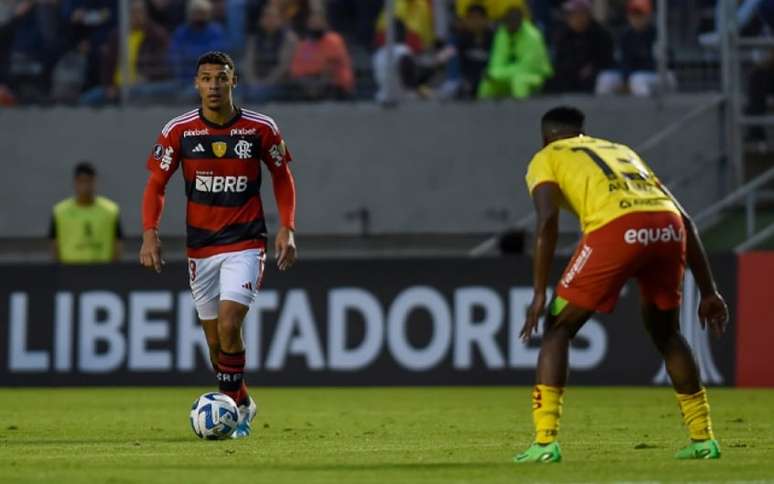 Victor Hugo é o 5° jogador mais jovem a estrear pelo Flamengo em