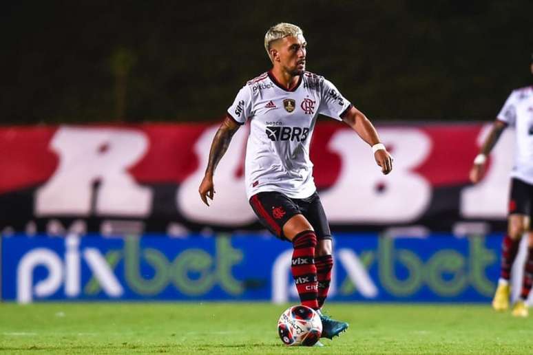 Valor da nova camisa do Flamengo recebe críticas de torcedores na web: 'Vem  com o Arrascaeta?