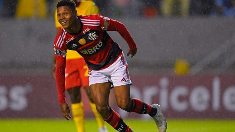 Matheus França celebra gol pelo Flamengo e admite partida ruim do time