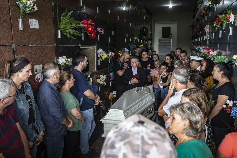 Funeral de uma das crianças mortas em ataque a creche em Blumenau, Santa Catarina, na manhã desta quinta-feira, 6.