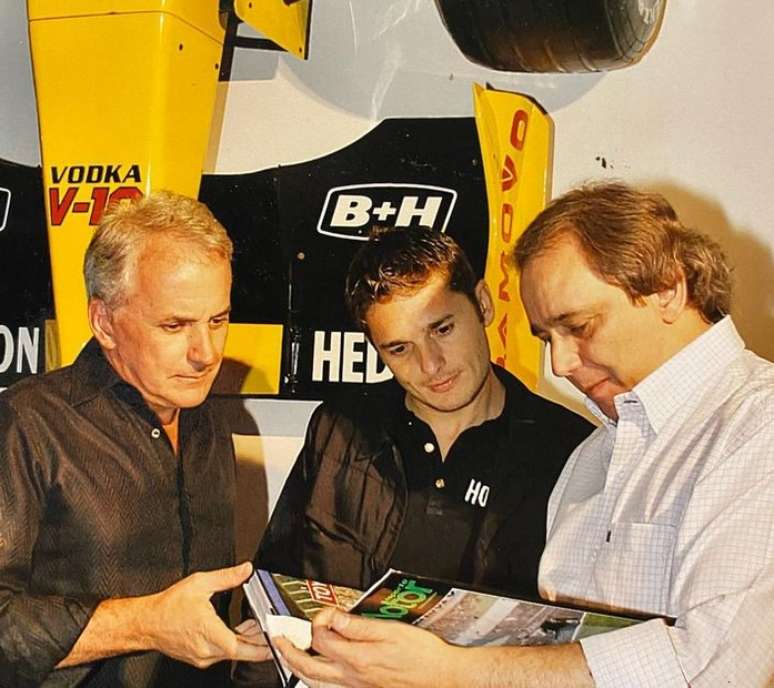 Otávio Mesquita, Giancarlo Fisichella e Reginaldo Leme quando o italiano autografou o seu carro