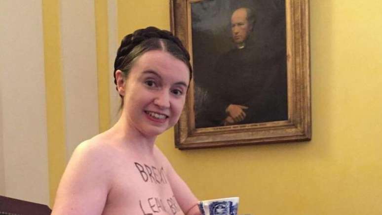 When protesting, Bateman writes slogans on her naked body. When protesting, Bateman writes slogans on her naked body.