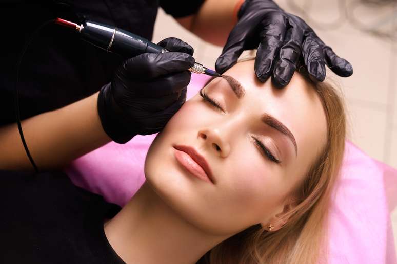 Micropigmentation can be an alternative to fill the gaps in the eyebrows 