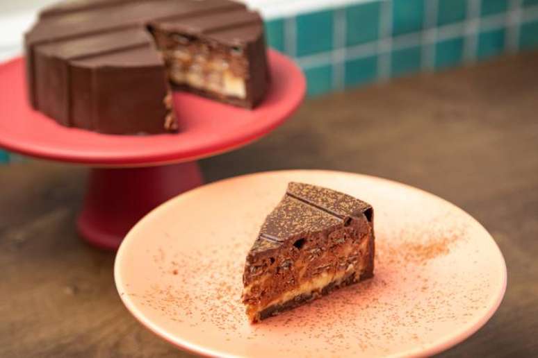 Imagina um KitKat redondo e gigante, com peda&ccedil;os do chocolate dentro. Pensou a&iacute;? Pois &eacute;, essa sobremesa funciona assim