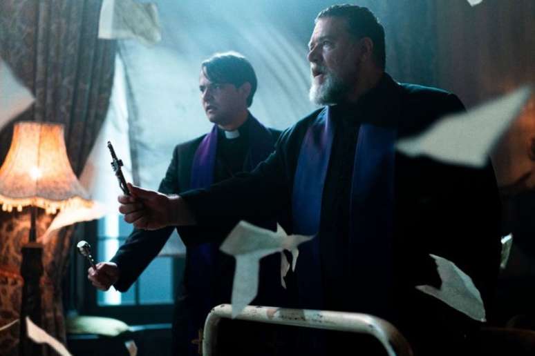 O ator Russell Crowe interpreta papel de padre italiano no filme "O Exorcista do Papa" Crédito