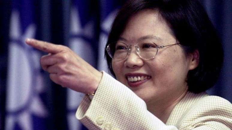 Em 2001, Tsai Ing-wen foi nomeada chefe do &oacute;rg&atilde;o respons&aacute;vel pela gest&atilde;o das rela&ccedil;&otilde;es com Pequim