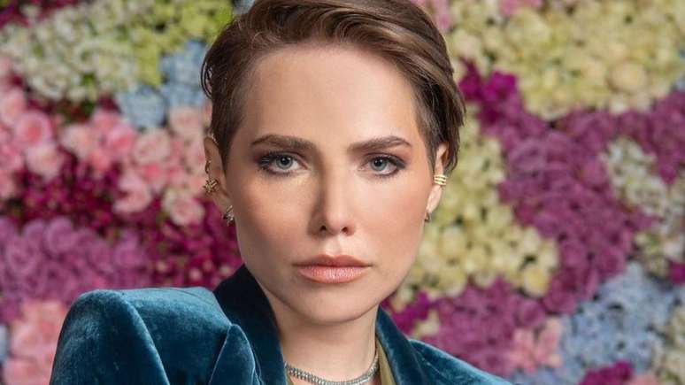 Todas as Flores: Let&iacute;cia Colin surge com vestido colorido escandaloso!