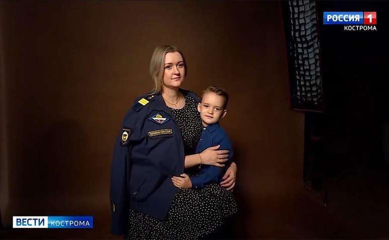 A mulher de um soldado russo posa com o uniforme dele