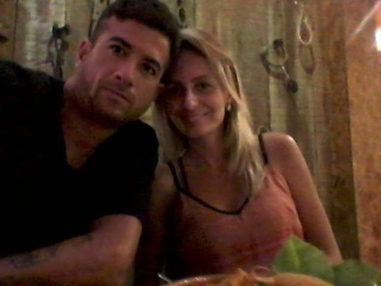 A ex-namorada compartilhou uma foto dos dois e de hematomas em seu rosto