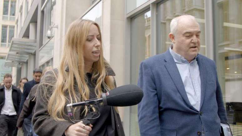 A repórter da BBC Catrin Nye questionou Paul Waugh após ele sair do Tribunal