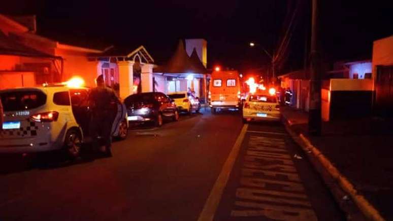 Foto de redes sociais mostra a mobilização da polícia após o ataque no Hospital Municipal de Américo Brasiliense, no interior de São Paulo.