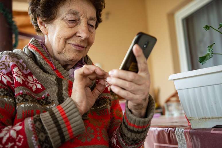 Uma rápida tarefa no telefone celular, muitas vezes, pode nos levar a um buraco de minhoca digital que consome nosso tempo e aumenta nossa carga mental