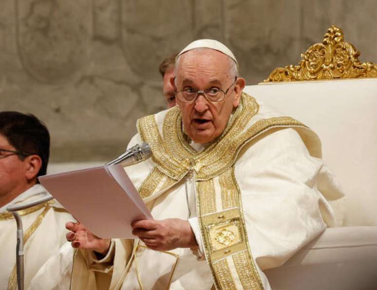 Papa Francisco celebrou a missa da Vigília Pascal no Vaticano