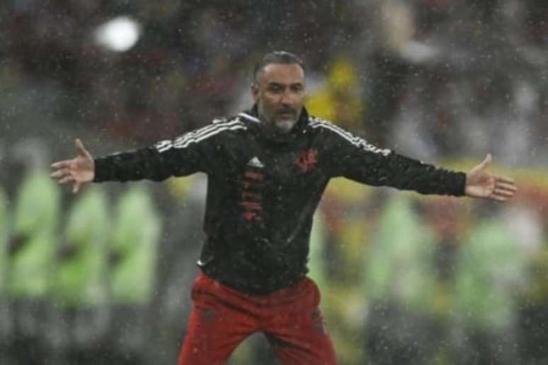 Vítor Pereira durante a final da Recopa Sul-Americana (Foto: MAURO PIMENTEL / AFP)