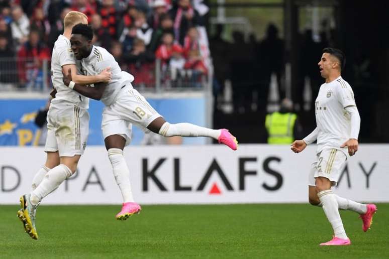 Bayern de Munique espantou a zebra e venceu o Freiburg na Bundesliga (THOMAS KIENZLE / AFP)