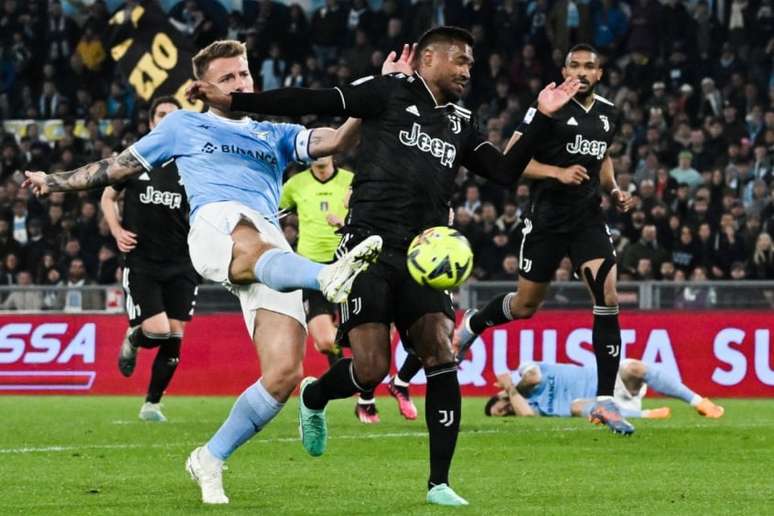 Immobile e Alex Sandro dividem bola durante clássico (Foto: Tiziana FABI / AFP)