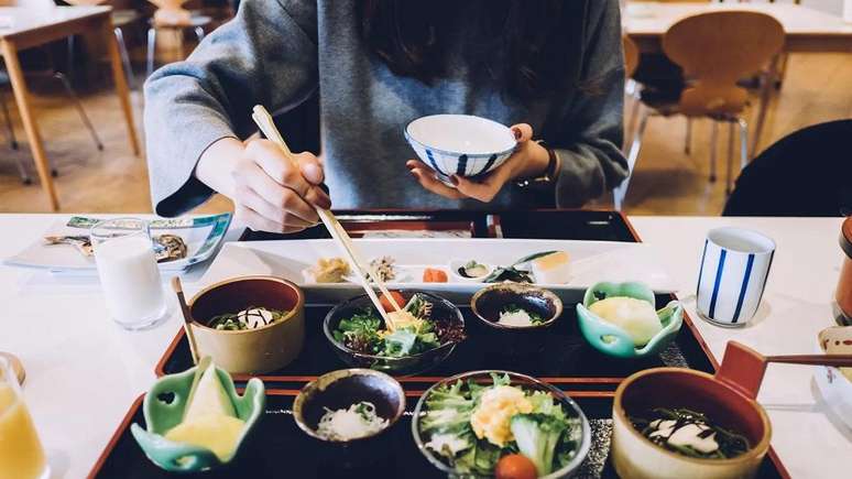 Jantar sozinho é uma norma cultural no Japão, onde muitos restaurantes oferecem mesas individuais