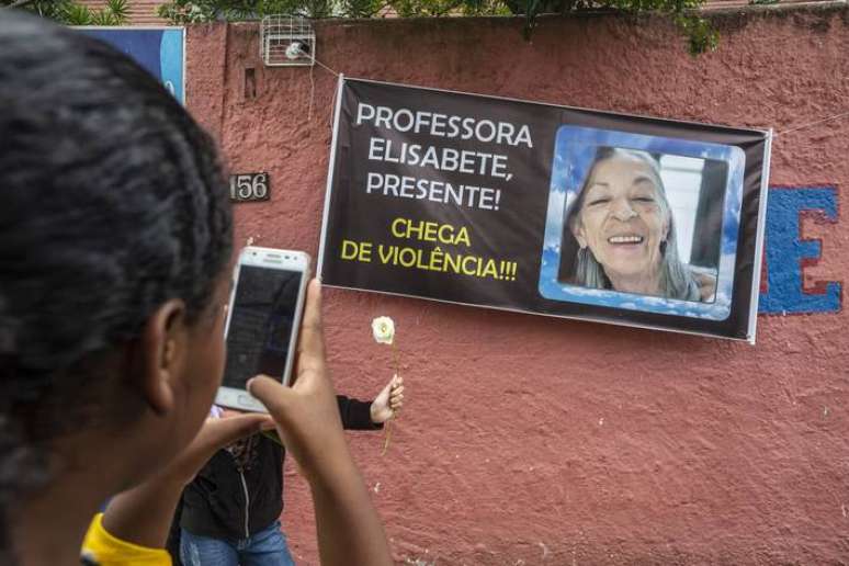 Alunos homenageiam professora morta em ataque em São Paulo