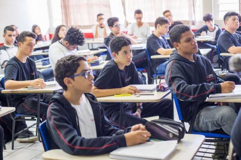 Alunos do ensino médio em São Paulo; educação é fator de mobilidade social.