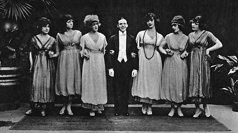 Grupo drag Les Rouges et Noirs fez enorme sucesso no início do século 20; sua história é contada no filme Splinters (1929)