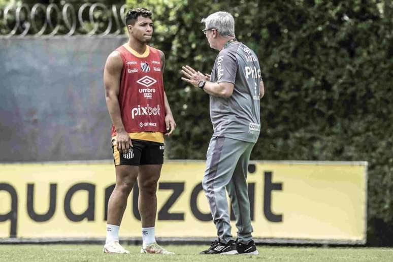 Marcos Leonardo e Odair Hellmann conversam durante treino no CT Rei Pelé (Foto: Ivan Storti / Santos FC)