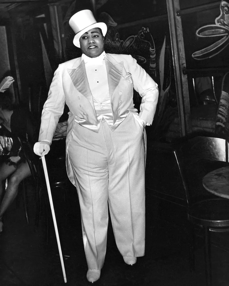 Gladys Bentley, de Nova York (EUA), foi um drag king pioneiro, importante para o movimento de Renascimento do Harlem nos anos 1920