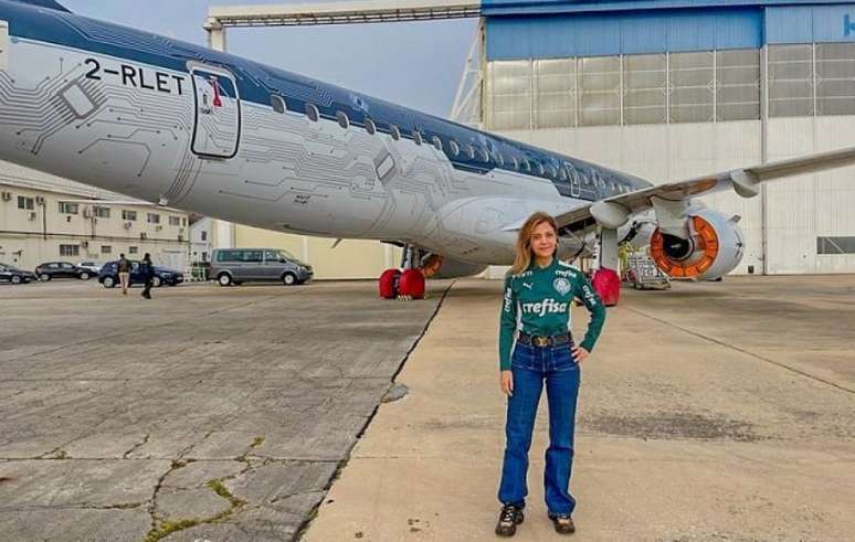 Leila Pereira e a aeronave comprada pelo Palmeiras (Foto: Reprodução/Instagram Leila Pereira)