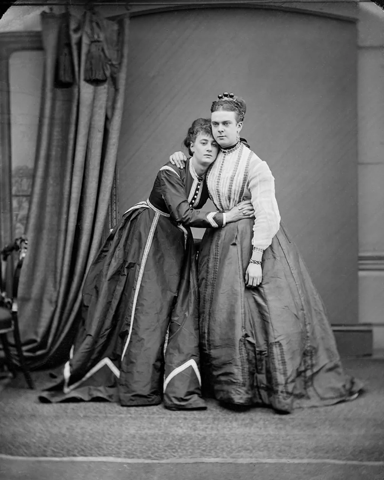 Fanny e Stella — também conhecidas como Ernest Boulton e Frederick Park — foram drag queens do século 19; sua história e seu infame julgamento foram contados em um livro de não ficção em 2013