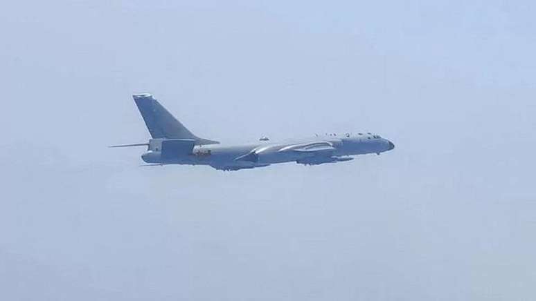 Aeronaves chinesas realizaram exercícios militares no fim de semana e treinaram ataques a alvos em Taiwan