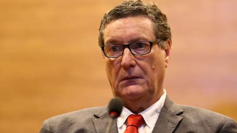 Ex-árbitro recorda desafios ao apitar Fla-Flu decisivo e fala sobre arbitragem que estará na final do Carioca-2023