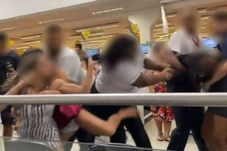 Após serem flagradas, mulheres começaram uma confusão no supermercado