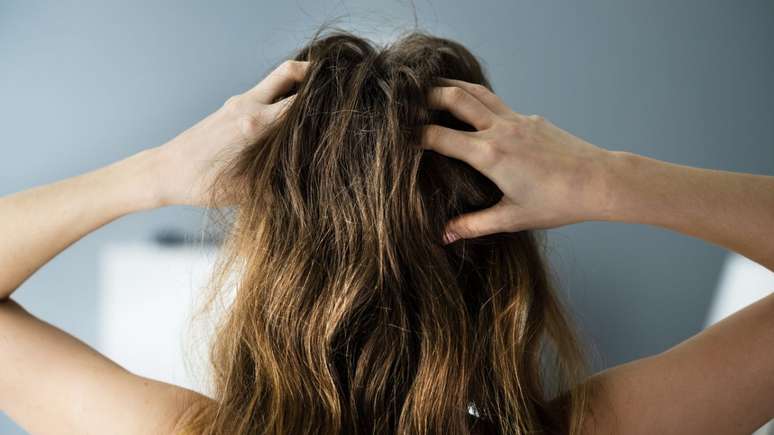 Alguns erros comuns podem agravar a condição do cabelo seco -