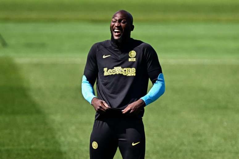 Lukaku no treino preparatório para o jogo da Champions (Foto: GABRIEL BOUYS / AFP)