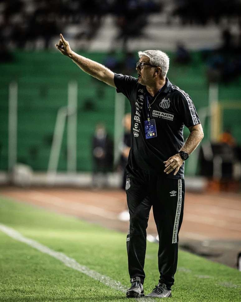 Santos emplaca cinco partidas sem perder no Brasileirão e chega