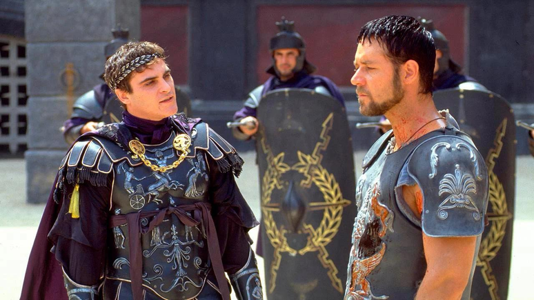 Joaquin Phoenix e Russell Crowe em cena de Gladiador.