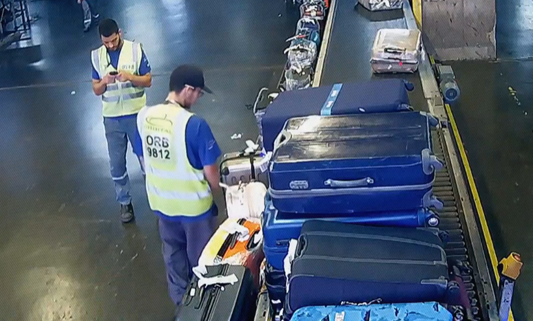 A Polícia Federal analisou os vídeos das câmeras de monitoramento do aeroporto e comprovou que elas foram vítimas de uma quadrilha de tráfico de drogas.